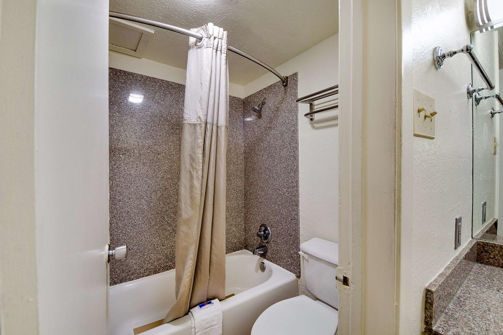 Americas Best Value Inn San Antonio Bagian luar foto
